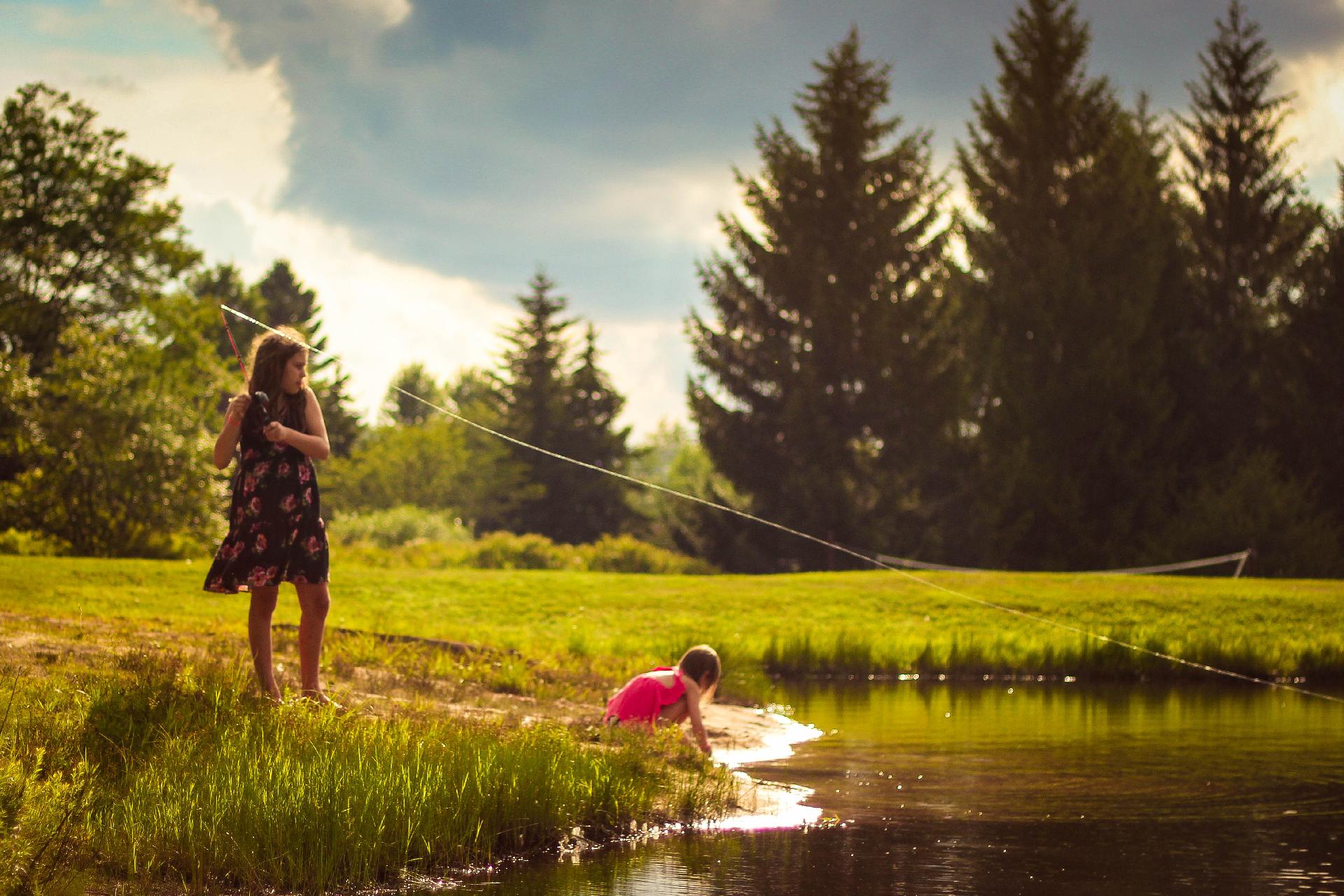 Mutter und Tochter angeln am See